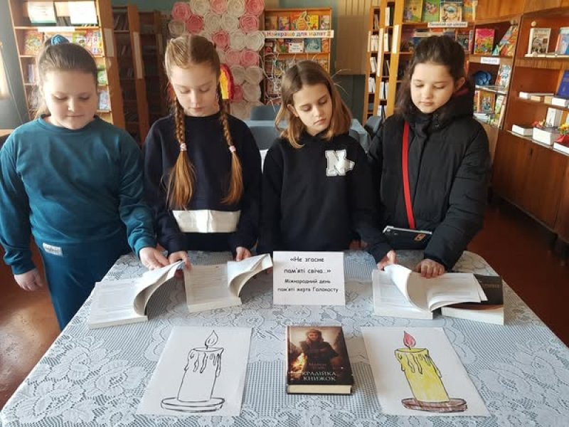Книжкова розкладка «Не згасне пам’яті свіча…» (до Міжнародного дня пам’яті жертв Голокосту) 