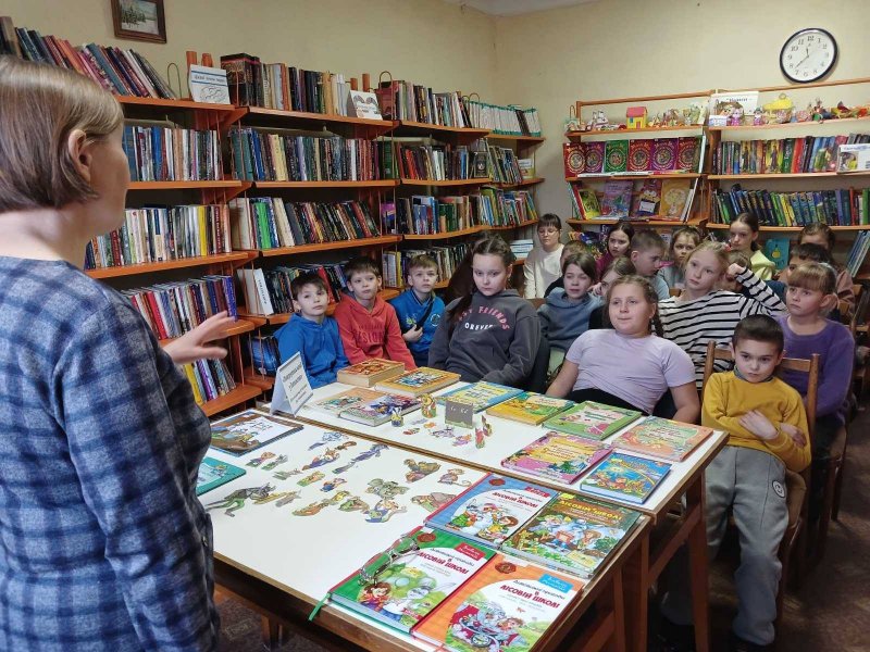 Літературний портрет-огляд «Повернутись назад у дитинство» 