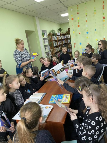 Огляд книжкових новинок «Книжкова веселка» (Тиждень дитячої та юнацької книги  «Книга змінює світ»)