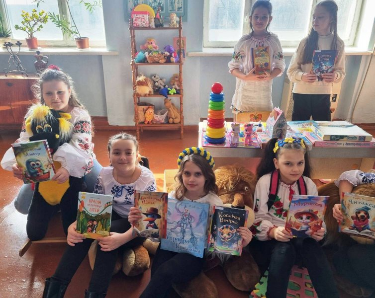 Парад світлин «У рідному краї цвітуть вишиванки» (До Дня вишиванки)