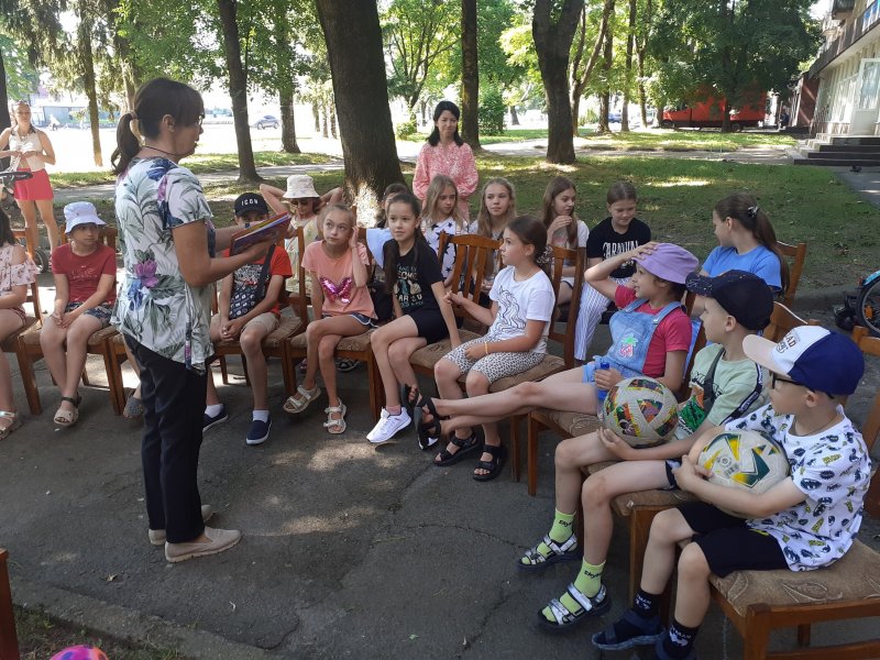 Улюблені читання «Пухнасто-муркотливі історії» («Бібліотека під відкритим небом – 2025» в рамках мистецького проєкту «Рівне. Літо. Музика – 2025»)