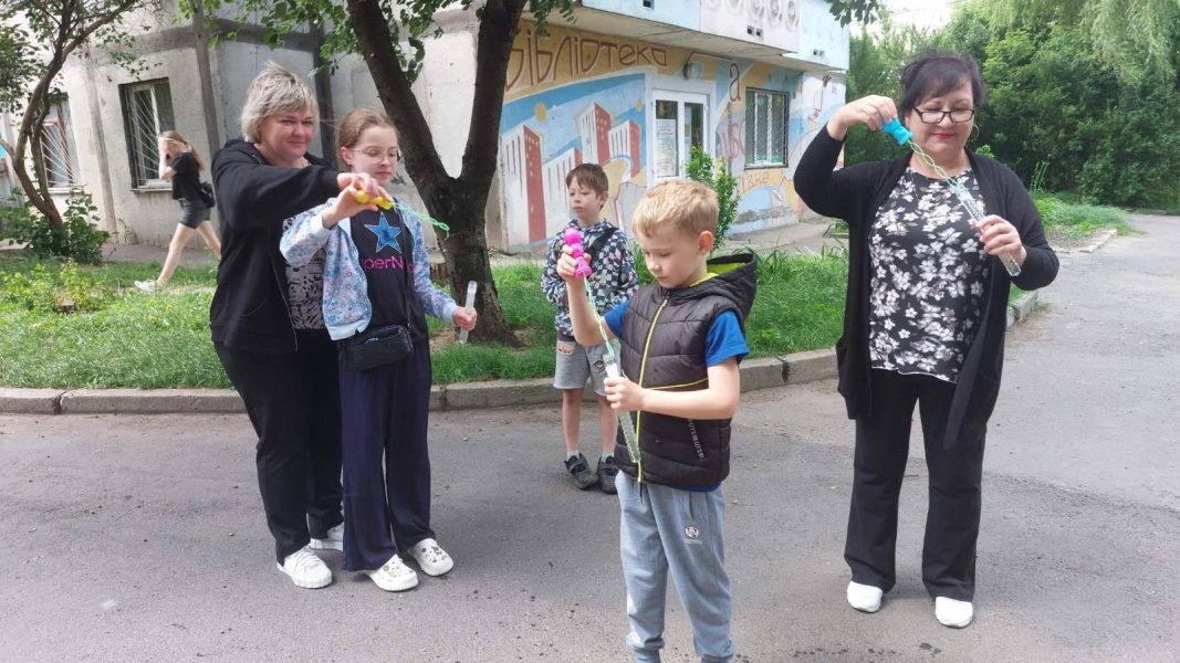 Свято мильних бульбашок «Весела райдуга» («Бібліотека під відкритим небом – 2025» в рамках мистецького проєкту «Рівне. Літо. Музика – 2025»)
