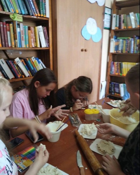 Майстер-клас ”Виготовлення сувеніра-підсвічника ”Спогади про літо” («Бібліотека під відкритим небом – 2025» в рамках мистецького проєкту «Рівне. Літо. Музика – 2025»)