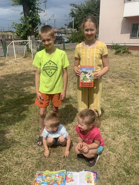 Літературна мандрівка «Подорож в Країну Казок» («Бібліотека під відкритим небом – 2025» в рамках мистецького проєкту «Рівне. Літо. Музика – 2025»)