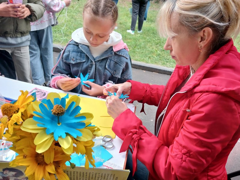 Майстер-клас «Дивовижна квітка Україна» (До Дня Незалежності України Парк Молоді (Лебединка)) 