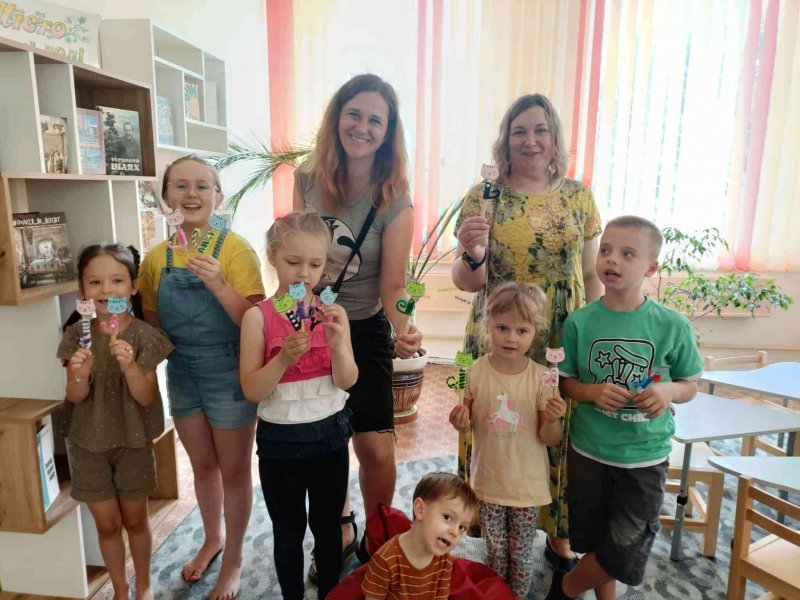 Бібліотуса «Щаслививй світ дитинства» («Бібліотека під відкритим небом – 2025» в рамках мистецького проєкту «Рівне. Літо. Музика – 2025»)