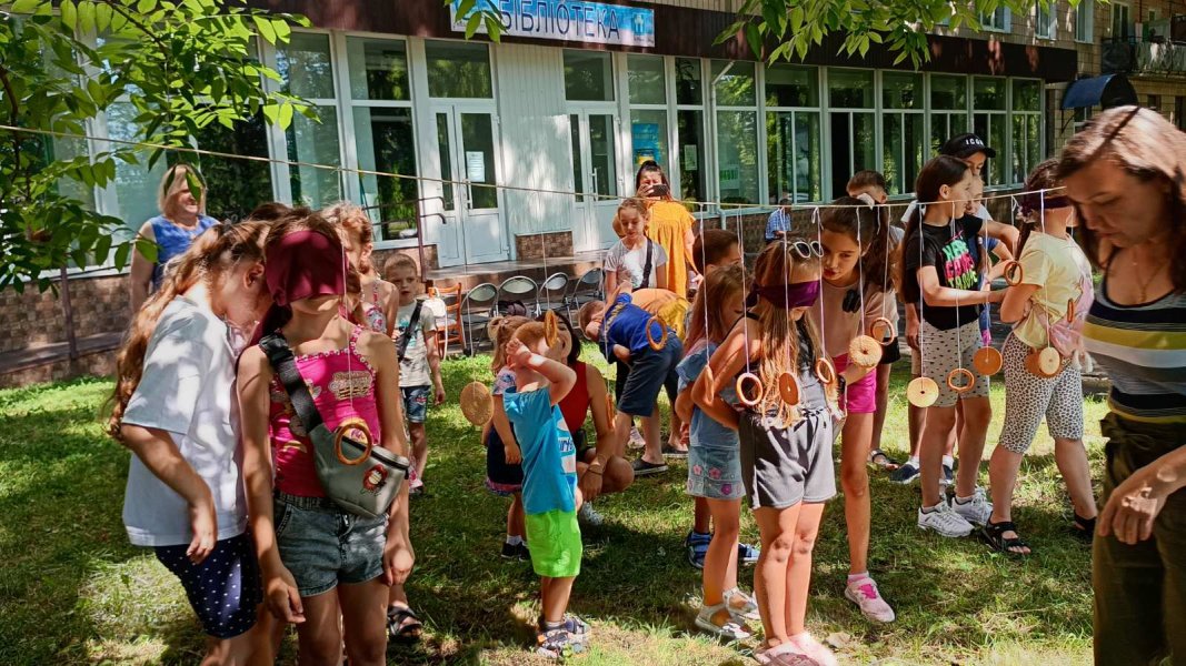 Свято печива «Веселий смайлик» («Бібліотека під відкритим небом – 2025» в рамках мистецького проєкту «Рівне. Літо. Музика – 2025»)