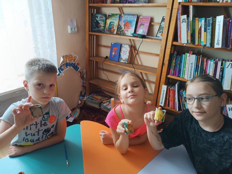 Майстер-клас «Зроби подарунок для друга своїми руками» («Бібліотека під відкритим небом – 2025» в рамках мистецького проєкту «Рівне. Літо. Музика – 2025»)