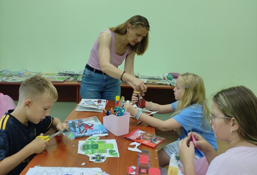 Маско-терапія «Маски супергероїв: я супергерой» («Бібліотека під відкритим небом – 2025» в рамках мистецького проєкту «Рівне. Літо. Музика – 2025»)