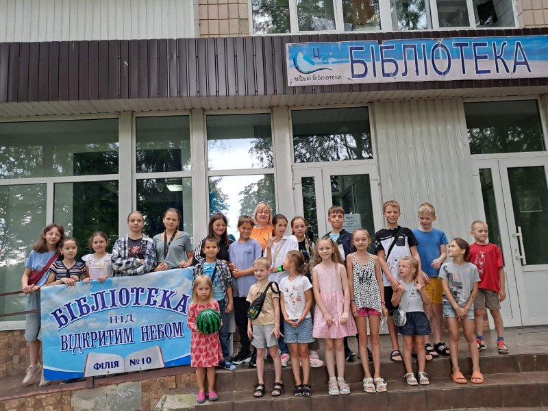 Пізнавальний фреш «Цікаві факти про корисну ягоду» («Бібліотека під відкритим небом – 2025» в рамках мистецького проєкту «Рівне. Літо. Музика – 2025»)