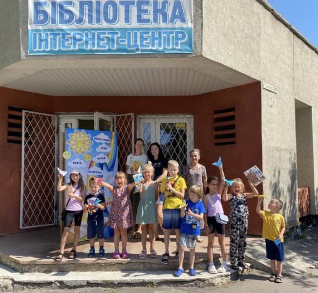 Бібліо-розваги «Кольорове літечко» («Бібліотека під відкритим небом – 2025» в рамках мистецького проєкту «Рівне. Літо. Музика – 2025»)