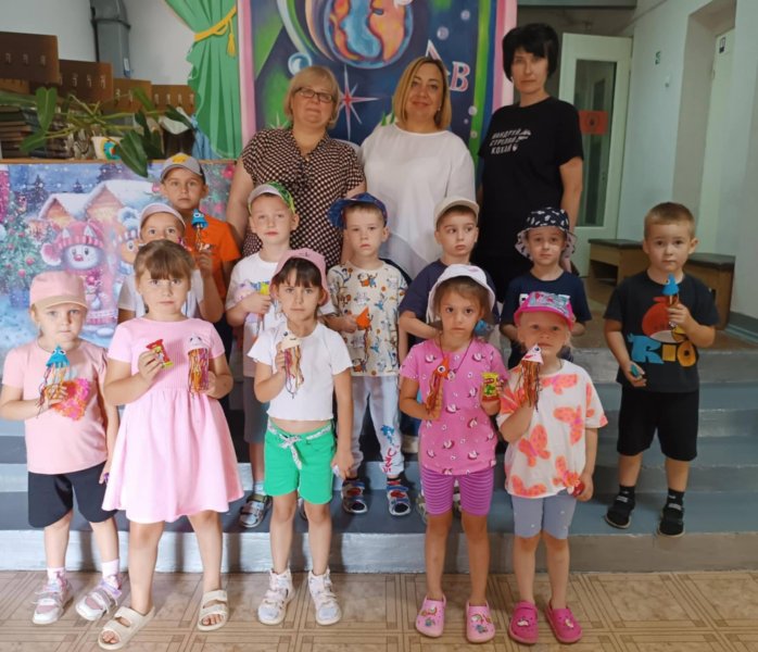 Літні розваги з елементами творчості «Літо під парасолькою» («Бібліотека під відкритим небом – 2025» в рамках мистецького проєкту «Рівне. Літо. Музика – 2025»)