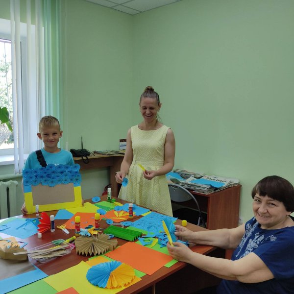 Колективна робота «Прикраса для бібліотеки» («Бібліотека під відкритим небом – 2025» в рамках мистецького проєкту «Рівне. Літо. Музика – 2025»)