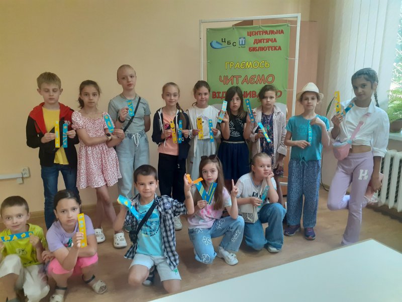 Майстерка «Патріотична закладка» («Бібліотека під відкритим небом – 2025» в рамках мистецького проєкту «Рівне. Літо. Музика – 2025»)