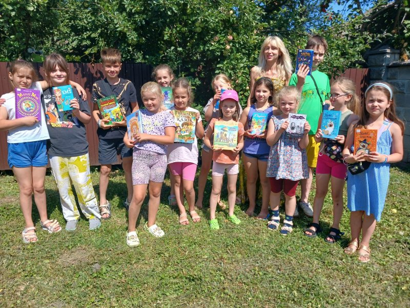 Книжковий пікнік «Відпочинок з улюбленою книгою» («Бібліотека під відкритим небом – 2025» в рамках мистецького проєкту «Рівне. Літо. Музика – 2025»)