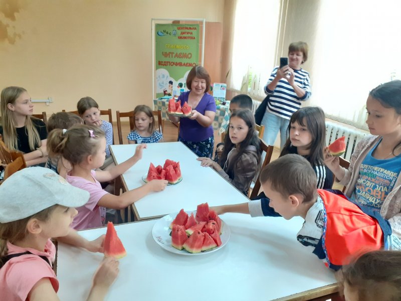 Делікатес шоу «Десерт найкращий влітку – кавуни» («Бібліотека під відкритим небом – 2025» в рамках мистецького проєкту «Рівне. Літо. Музика – 2025»)