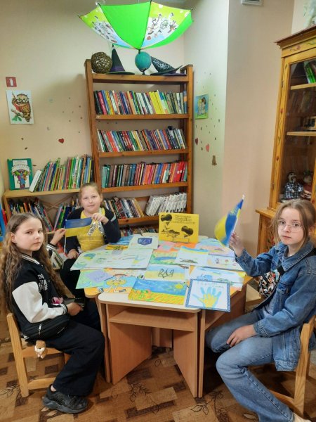 Арт-виставка дитячих малюнків «Незалежна Україна в дитячих серцях»  (До Дня Державного Прапора України та До Дня Незалежності України)