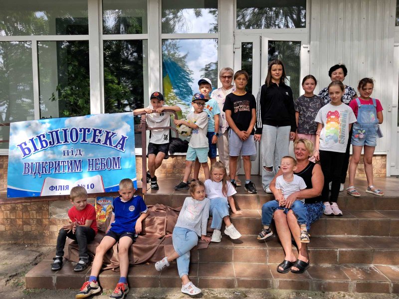 Літературна галявина «Веселі ерудити» («Бібліотека під відкритим небом – 2025» в рамках мистецького проєкту «Рівне. Літо. Музика – 2025»)