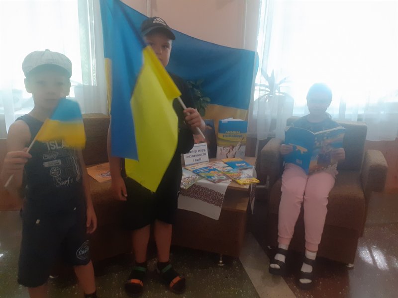Книжкова розкладка «Прапор миру, незламності і волі»   (До Дня Державного Прапора України та До Дня Незалежності України)