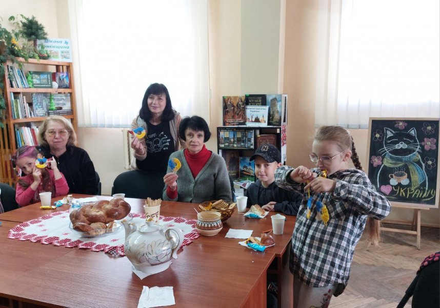 Бібліотечні посиденьки «Пиріг Єдності збирає друзів» («Бібліотека під відкритим небом – 2025» в рамках мистецького проєкту «Рівне. Літо. Музика – 2025»)