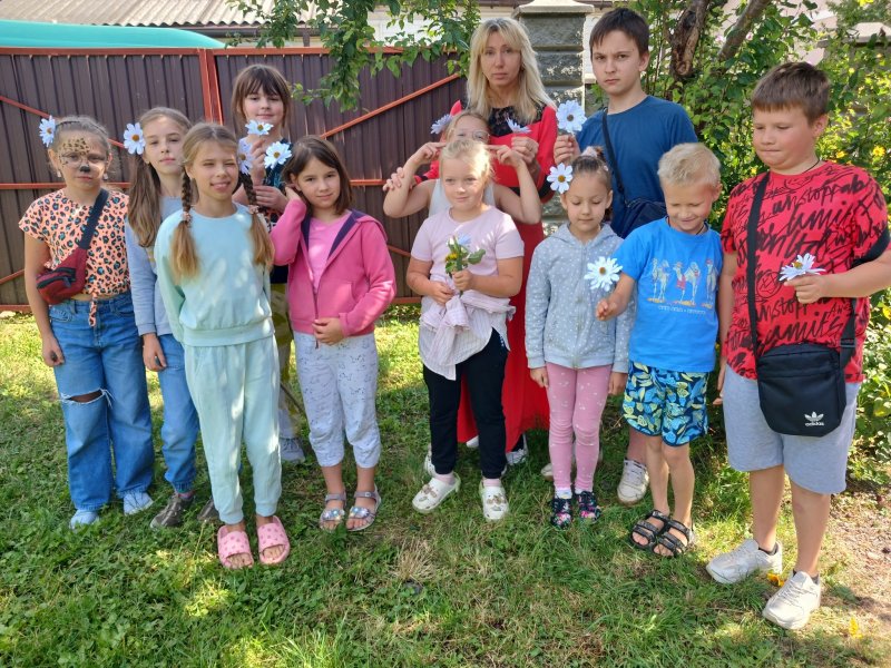 Майстер-клас «Умілі руки – чудові вироби» («Бібліотека під відкритим небом – 2025» в рамках мистецького проєкту «Рівне. Літо. Музика – 2025»)