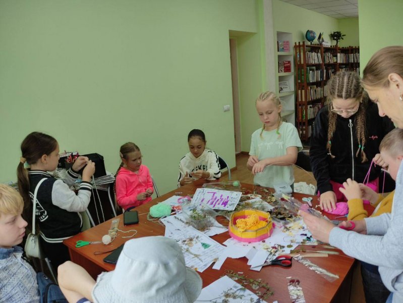 Літературний дворик «Розумні, спритні та завзяті» («Бібліотека під відкритим небом – 2025» в рамках мистецького проєкту «Рівне. Літо. Музика – 2025»)