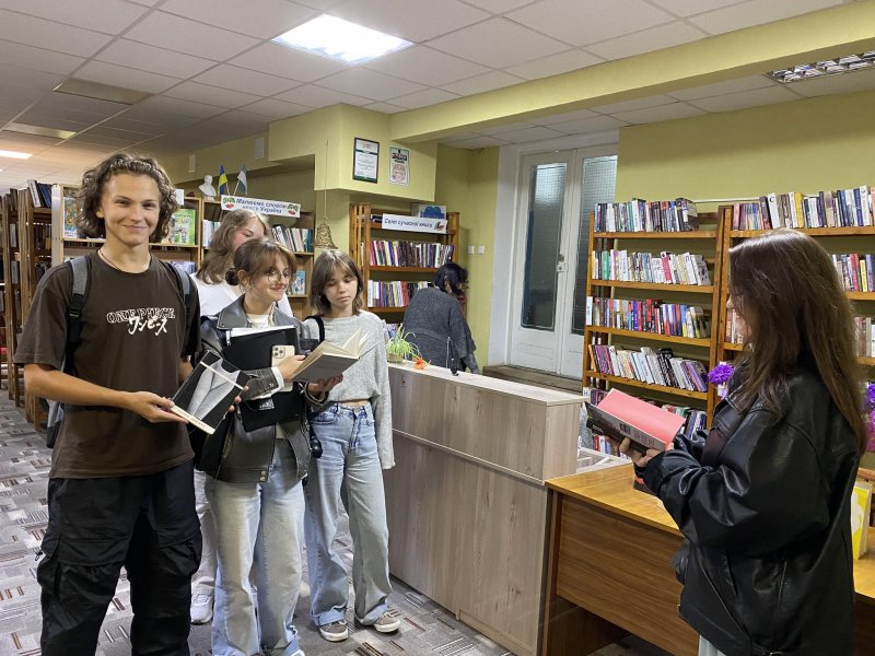 Книжкова розкладка «Перша і головна заповідь письменника: не збреши»  