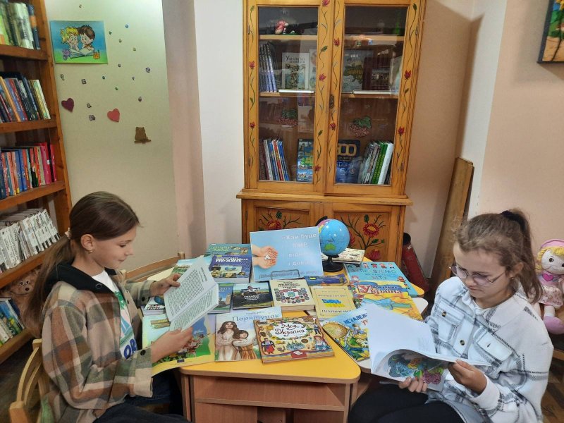 Виставка-перегляд «Хай буде мир, віднині і довіку» (До Міжнародного дня миру)
