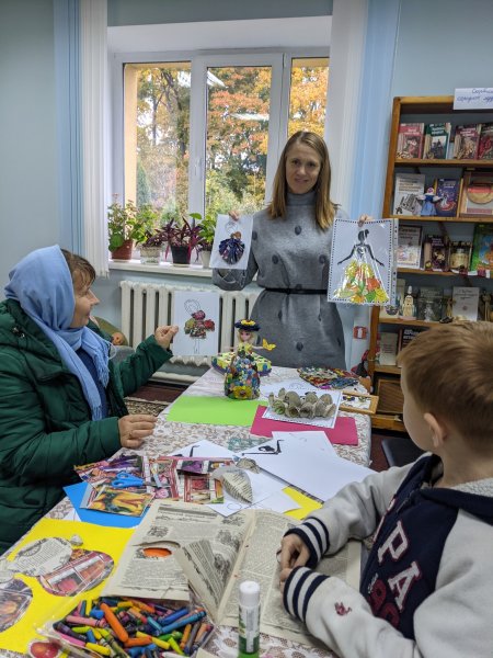 Гурток «Клуб_ОК: Творчий куточок в бібліотеці»: арт-заняття «Я модельєр» 