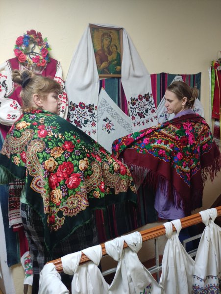 Колаж ”Хустка — символ єднання” (Всесвітній день української хустки)