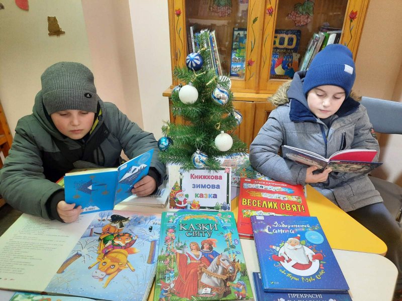 Святкова книжкова виставка «Книжкова зимова казка» 