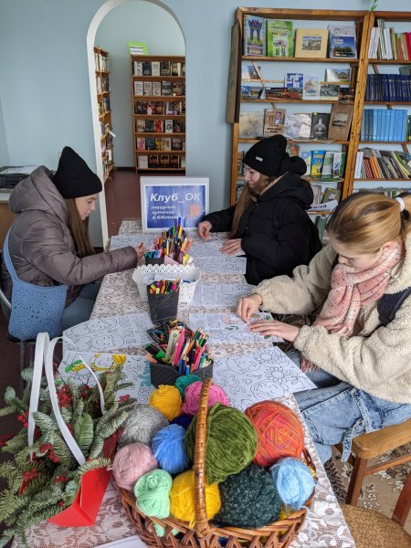 Гурток «Клуб_ОК: Творчий куточок в бібліотеці»: арт-заняття – малюнок для воїнів «Дякую Захиснику» 