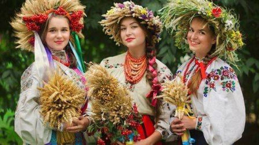 Народознавча веселка «Народжені у сорочках і символ родової пам’яті – українська сорочка»