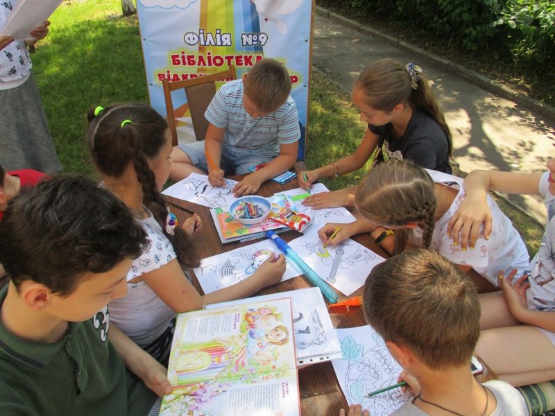 Розважальна програма «Абонемент під відкритим небом на вулиці читаючих дітей» у «Бібліотеці під відкритим небом»