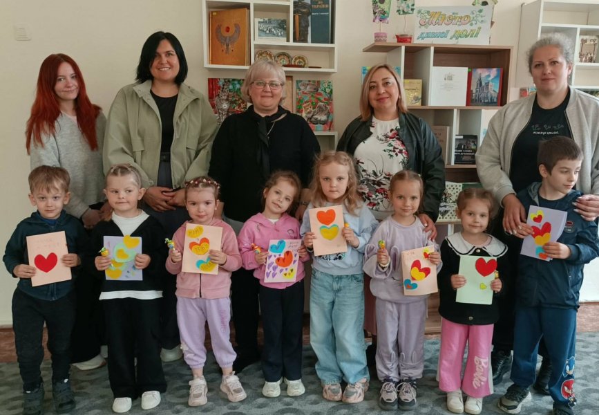Майстер-клас з виготовлення святкової листівки до Дня матері