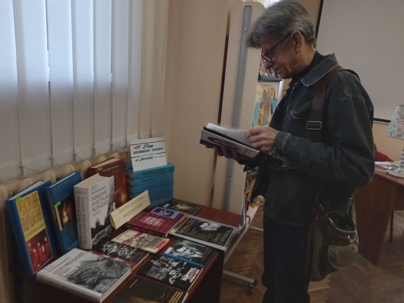 Книжкова виставка «Пам’яті безвинно звинувачених» (День пам’яті жертв політичних репресій)