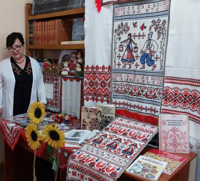 Ілюстрована книжкова виставка «Українські полотняні письмена» (Всесвітній День вишиванки)