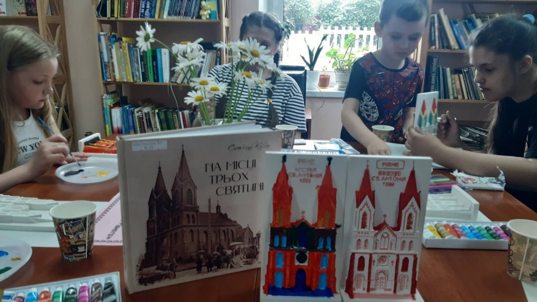 Майстер-клас з розпису сувенірного барельєфу Костелу святого Антонія у м. Рівне «Історична перлина Рівного» (Бібліотека під відкритим небом – 2026)