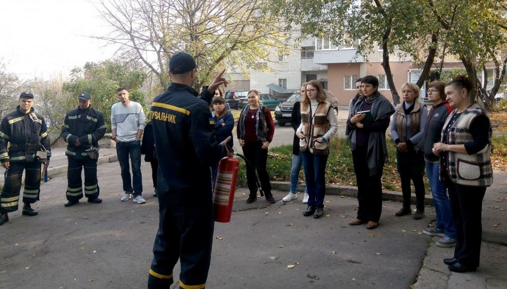 Спеціальні навчання для працівників Центральної міської бібліотеки ім. В. Короленка від рятувальників 3-го Державного пожежно-рятувального загону Рівненського МУ ГУМНС