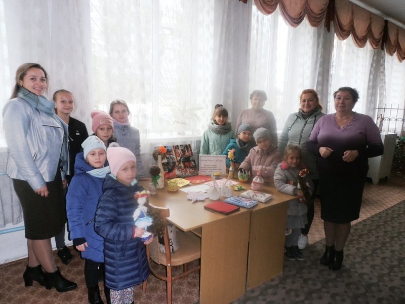 Виставка робіт вихованців підліткового клубу «Гроно» «Вітчизна як мати у світі одна» в бібліотеці-філії № 3