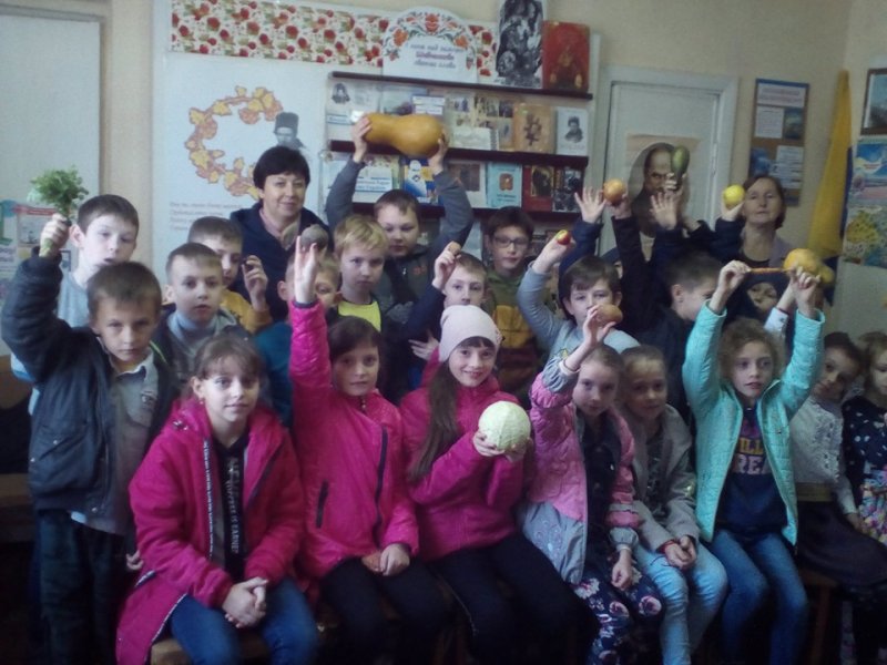 Осінній вернісаж «Осінь – чудова пора, любить осінь дітвора»