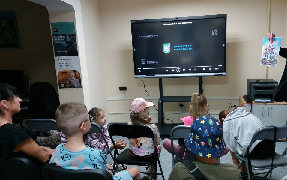 Кіно-перегляд нового українського сімейного фентезі-фільму «Хрещатик 48/2»  в рамках нового Всеукраїнського соціокультурного проєкту «Національна ініціатива ”Дитяче кіно в бібліотеках”»