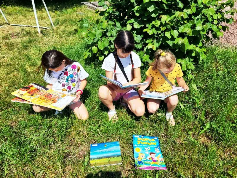 Бібліотур літератур «Відчуй світ на дотик: читаємо книги про подорожі» (Бібліотека під відкритим небом – 2026)