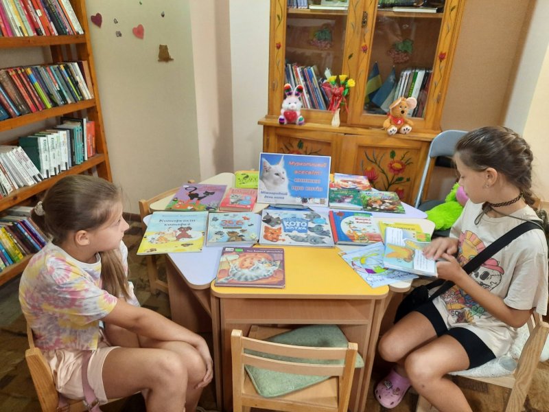 Мурчик радить прочитати «Муркотливий всесвіт: книжки про котів» (до Міжнародного дня кота)