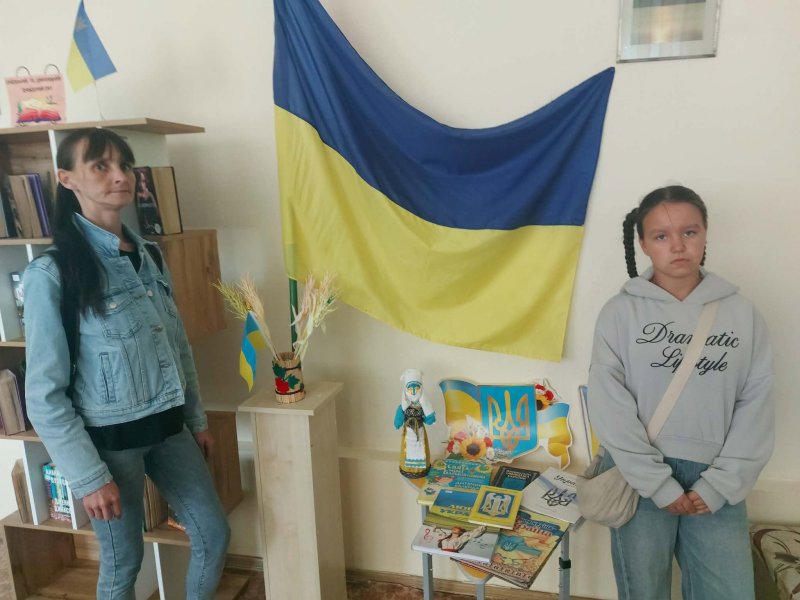 Книжкова виставка «Під синьо-жовтим прапором»  (До Дня Державного Прапора України  До Дня Незалежності України)