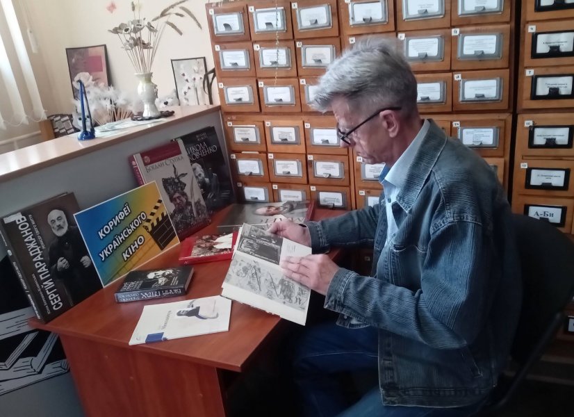 Книжкова виставка «Корифеї українського кіно»