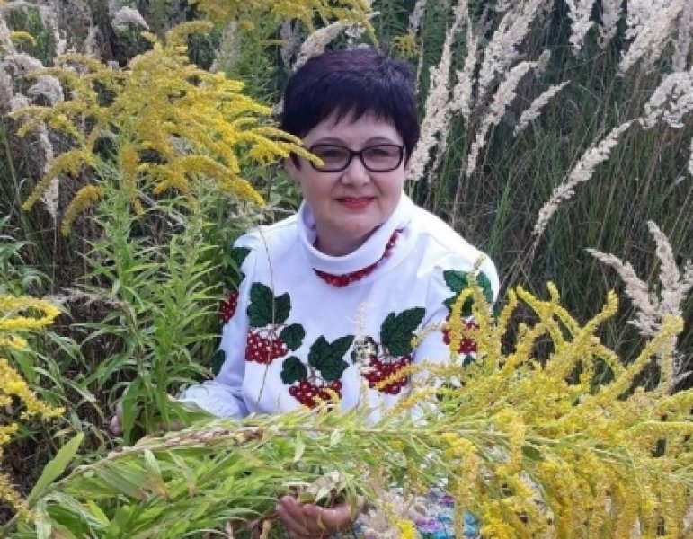 Лідія Микитівна Гольонко (Павлюк) – поетеса, дитяча письменниця, авторка й виконавиця власних пісень. 