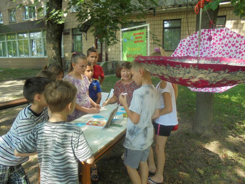Пізнавально – розважальні ігри «Бібліотека під парасолькою» у «Бібліотеці під відкритим небом»