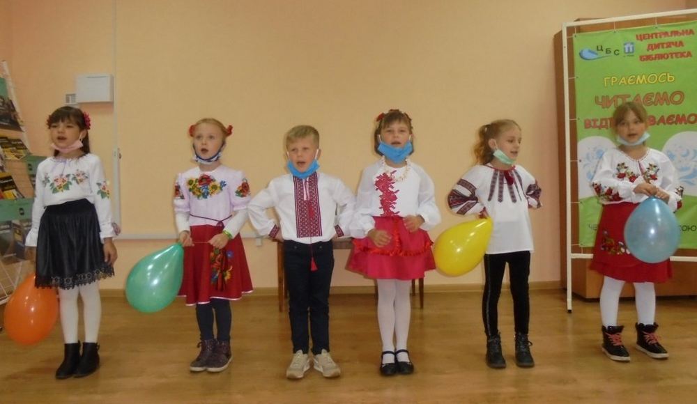 Народознавча світлина «Хлопці й дівчата – малі козачата»