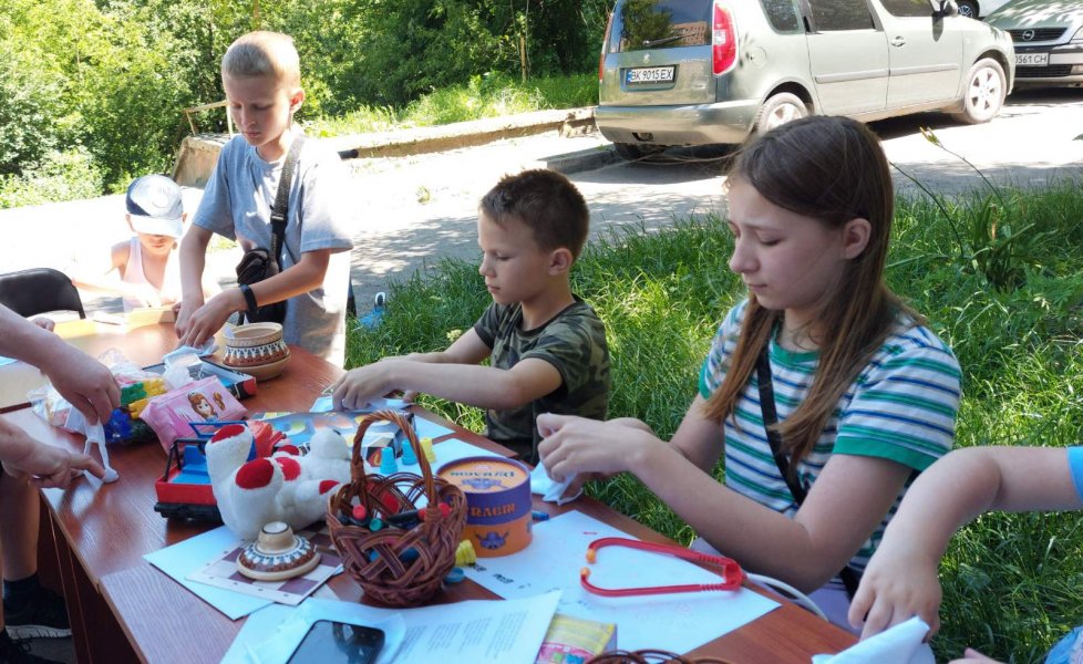 Казковий килим «Таємниця горщика з золотими казками»  (Бібліотека під відкритим небом)